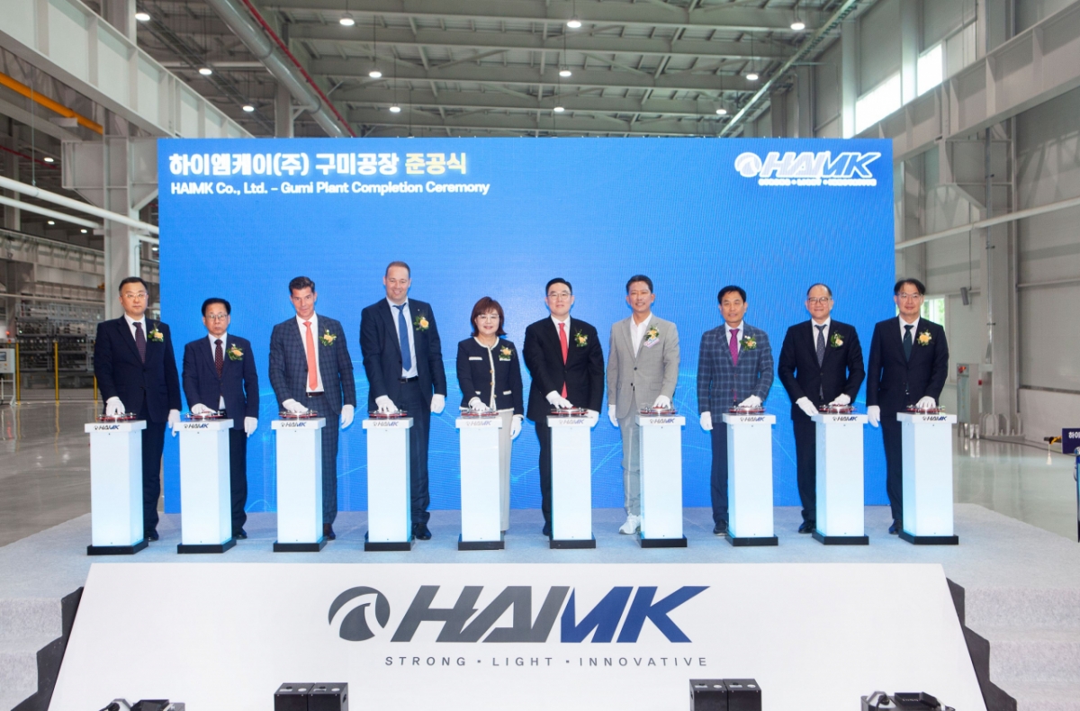 15일 오후 구미 국가 산업단지에서 진행된 LS머트리얼즈 모빌리티용 알루미늄 부품 공장을 준공했다. 좌측 네 번 째부터 롭 반 길스 HAI CEO, 양금희 경상북도 경제부지사, 구본규 LS전선 대표이사, 김장호 구미시장 등 인사들이 준공식 기념 촬영을 하고 있다. /사진제공=LS머트리얼즈