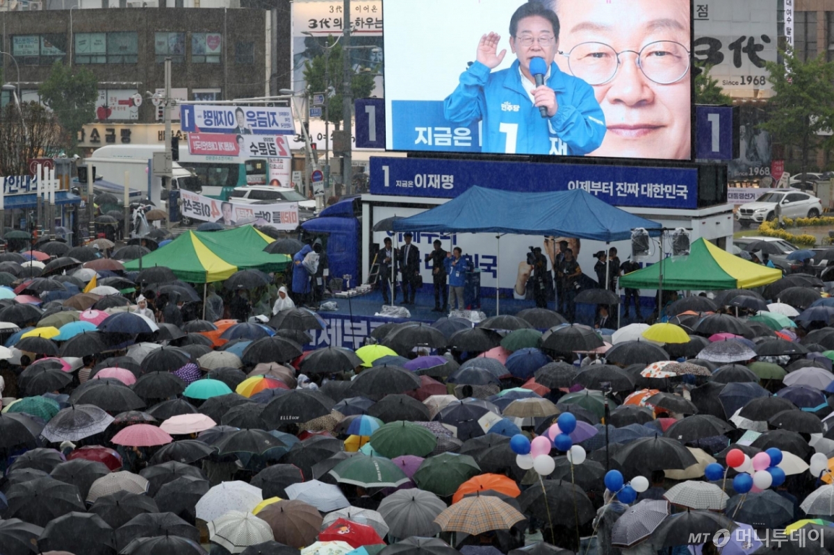 [여수=뉴시스] 권창회 기자 = 이재명 더불어민주당 대선 후보가 15일 전남 여수시 이순신광장에서 열린 집중유세에서 지지호소를 하고 있다. (공동취재) 2025.05.15. photo@newsis.com /사진=