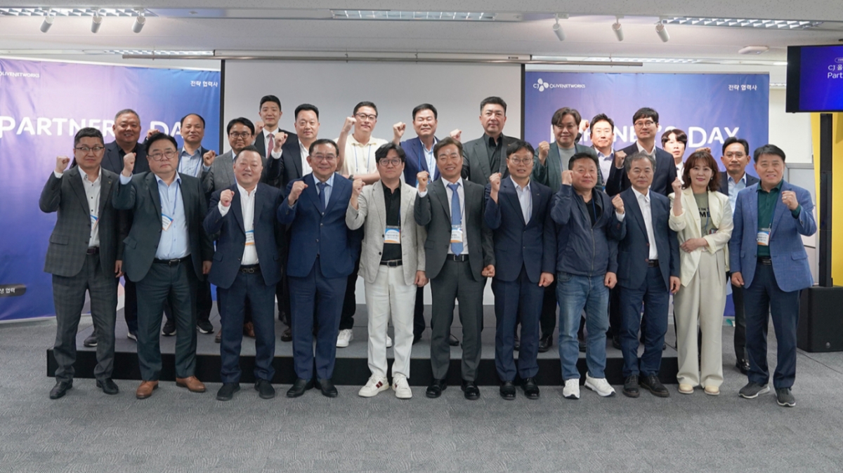 유인상 CJ올리브네트웍스 대표(앞줄 왼쪽에서 5번째)가 지난 14일 서울 용산구 본사에서 열린 '2025 파트너스데이' 행사에서 전략협력사 대표·관계자들과 기념사진을 촬영하고 있다./사진제공=CJ올리브네트웍스