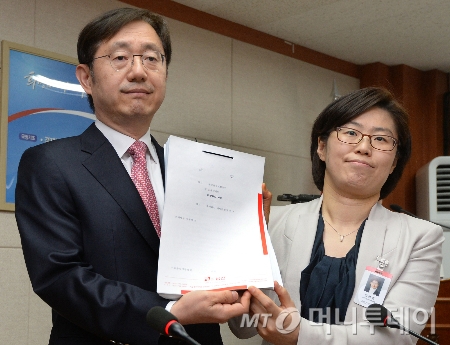 (서울=뉴스1) 손형주 기자 = 국민건강보험공단이 서울중앙지법에 KT&G, 필립모리스코리아, BAT코리아 등을 상대로 흡연피해 손해배상청구 소장을 제출한 14일 소송대리인단 정미화(왼쪽), 안선영 변호사가 서울 마포구 국민건강보험공단 대회의실에서 기자회견을 열고 소장을 들어보이고 있다. 이번 소송은 지난 15년 동안 소송을 이어온 흡연자와 유가족이 지난 10일 대법원에서 패소 판결을 받은 후 진행되는 것이어서 건보공단이 담배회사를 대상으로 향후 어떻게 소송을 유리하게 이끌지가 담배업계는 물론 관계 부처에서도 초미의 관심사가 되고 있다. /사진=뉴스1