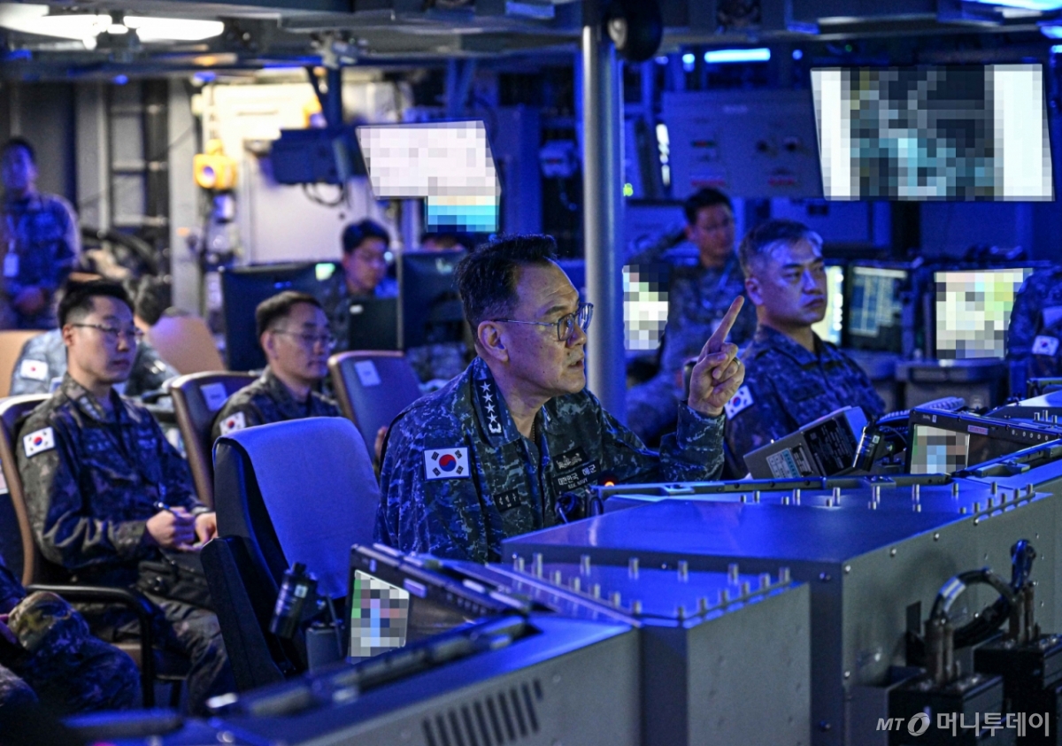김명수 합동참모본부 의장(대장)이 15일 정조대왕함 전투지휘실에서 작전지휘를 하고 있다. / 사진=합동참모본부