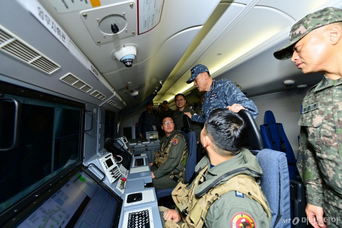 김명수 합동참모본부 의장(대장)이 15일 경남 진해 해군부대를 찾아 해상초계기 P-8A(포세이돈)에 탑승해 지휘비행에 앞서 작전지도를 하고 있다. / 사진=합동참모본부