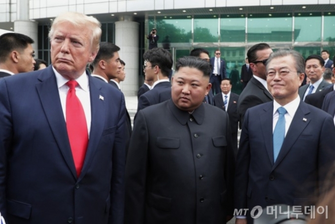 문재인 전 대통령이 2019년 6월30일 판문점에서 당시 도널드 트럼프 미국 대통령, 김정은 북한 노동당 총비서 겸 국무위원장을 만나 대화하고 있다. / 사진=청와대