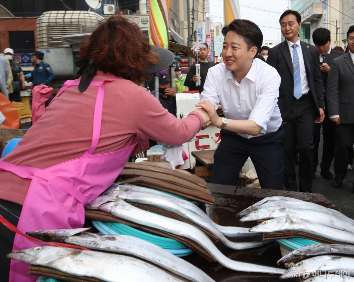 (부산=뉴스1) 윤일지 기자 = 이준석 개혁신당 대통령 후보가 14일 부산 중구 자갈치시장을 찾아 상인들과 인사하며 지지를 호소하고 있다. 2025.5.14/뉴스1 Copyright © 뉴스1. All rights reserved. 무단 전재 및 재배포, AI학습 이용 금지. /사진=(부산=뉴스1) 윤일지 기자