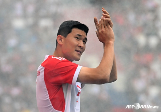 팬들에게 박수를 보내는 김민재. /AFPBBNews=뉴스1