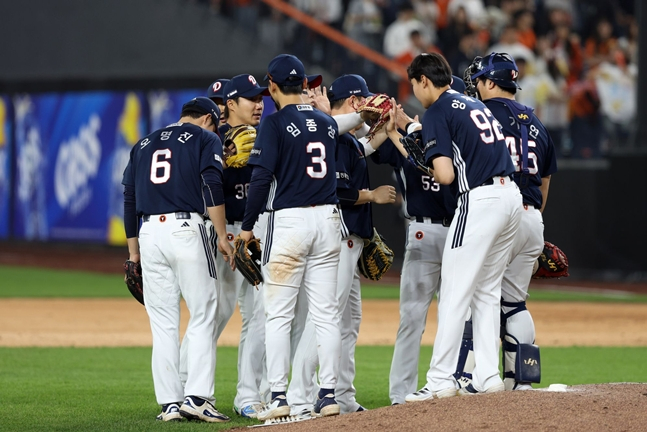 15일 경기를 마친 뒤 하이파이브를 하는 두산 선수단. /사진=두산 베어스