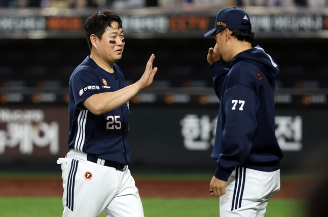 양의지(왼쪽)와 이승엽 감독이 하이파이브를 하고 있다. /사진=두산 베어스