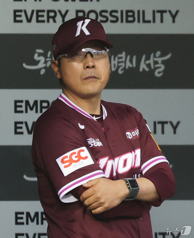 15일 경기를 지켜보고 있는 홍원기 감독. /사진=뉴스1