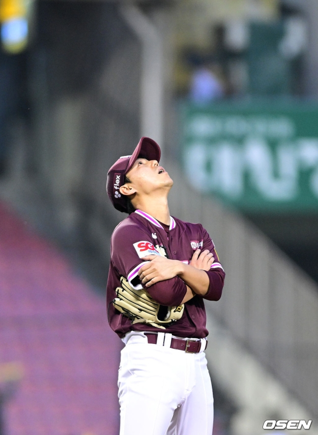 15일 LG전에서 오지환에게 투런홈런을 맞고 아쉬워하는 하영민.