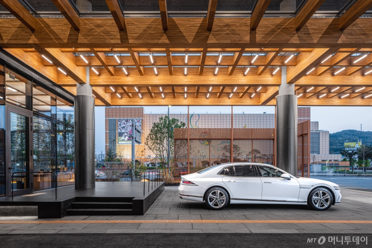 (서울=뉴스1) = 제네시스 브랜드가 하남, 강남, 수지, 안성에 이은 국내 다섯 번째 전용 전시관 '제네시스 청주'를 25일 공식 개관한다.  사진은 '제네시스 청주' 시승 라운지. (현대차·기아 제공. 재판매 및 DB 금지) 2025.4.25/뉴스1  Copyright © 뉴스1. All rights reserved. 무단 전재 및 재배포,  AI학습 이용 금지. /사진=(서울=뉴스1)