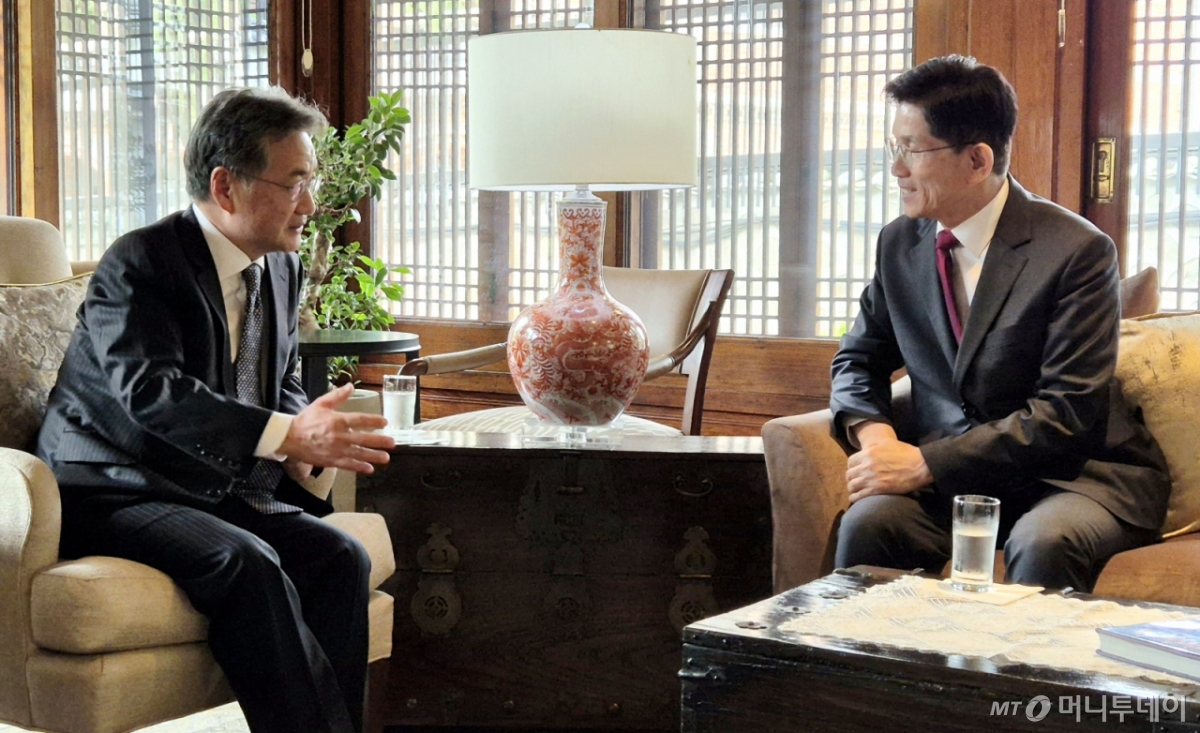 김문수 국민의힘 대선후보(오른쪽)가 15일 서울 중구 정동 주한미국대사관저 하비브 하우스에서 조셉 윤 주한미국대사대리와 오찬 겸 회담을 하고 있다. / 사진=뉴시스