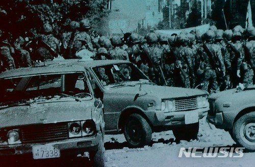 계엄군 앞에 부서진 택시가 방치돼 있다. /사진제공=5·18민주화운동기록관