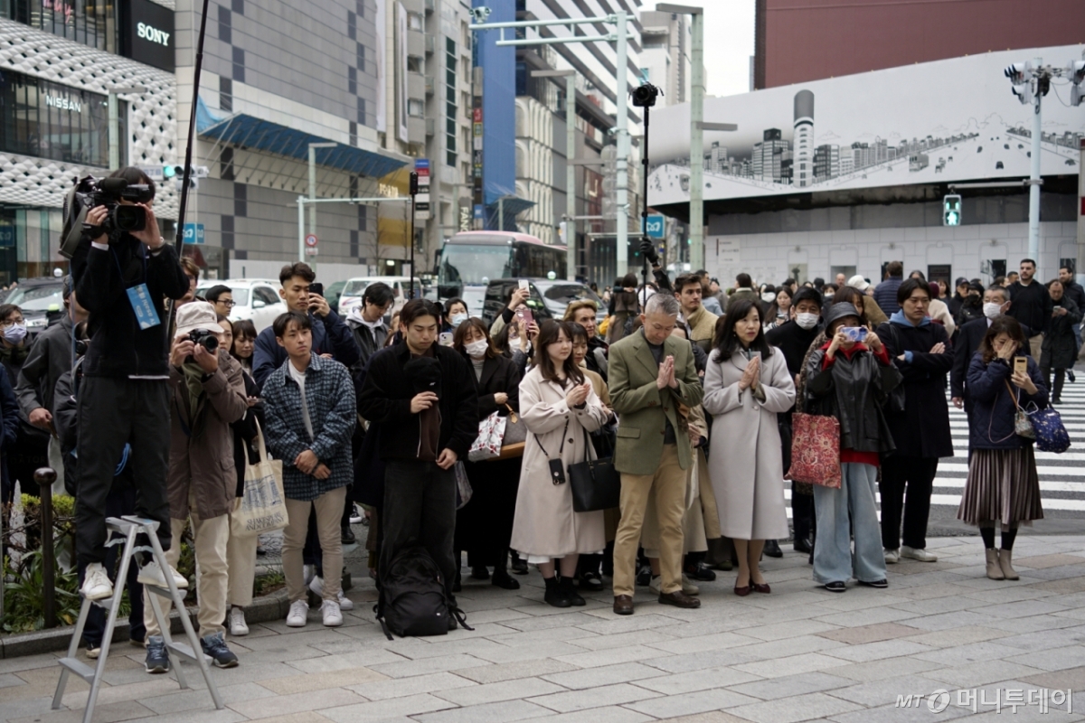 [도쿄=AP/뉴시스] 동일본 대지진 참사 14주년인 11일 일본 도쿄에서 시민들이 사고 당시와 같은 시간인 오후 2시 46분을 기해 희생자들을 추모하는 묵념을 하고 있다. 2025.03.11. /사진=민경찬