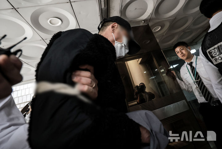 17일 서울 서초구 서울중앙지방법원에서 열린 영장실질심사에 출석한 40대 남성 용모씨. /사진=뉴시스 제공