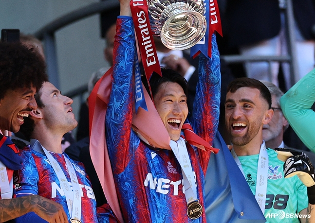 카마다 다이치(가운데)가 FA컵 우승 트로피를 들어올리는 모습. /AFPBBNews=뉴스1