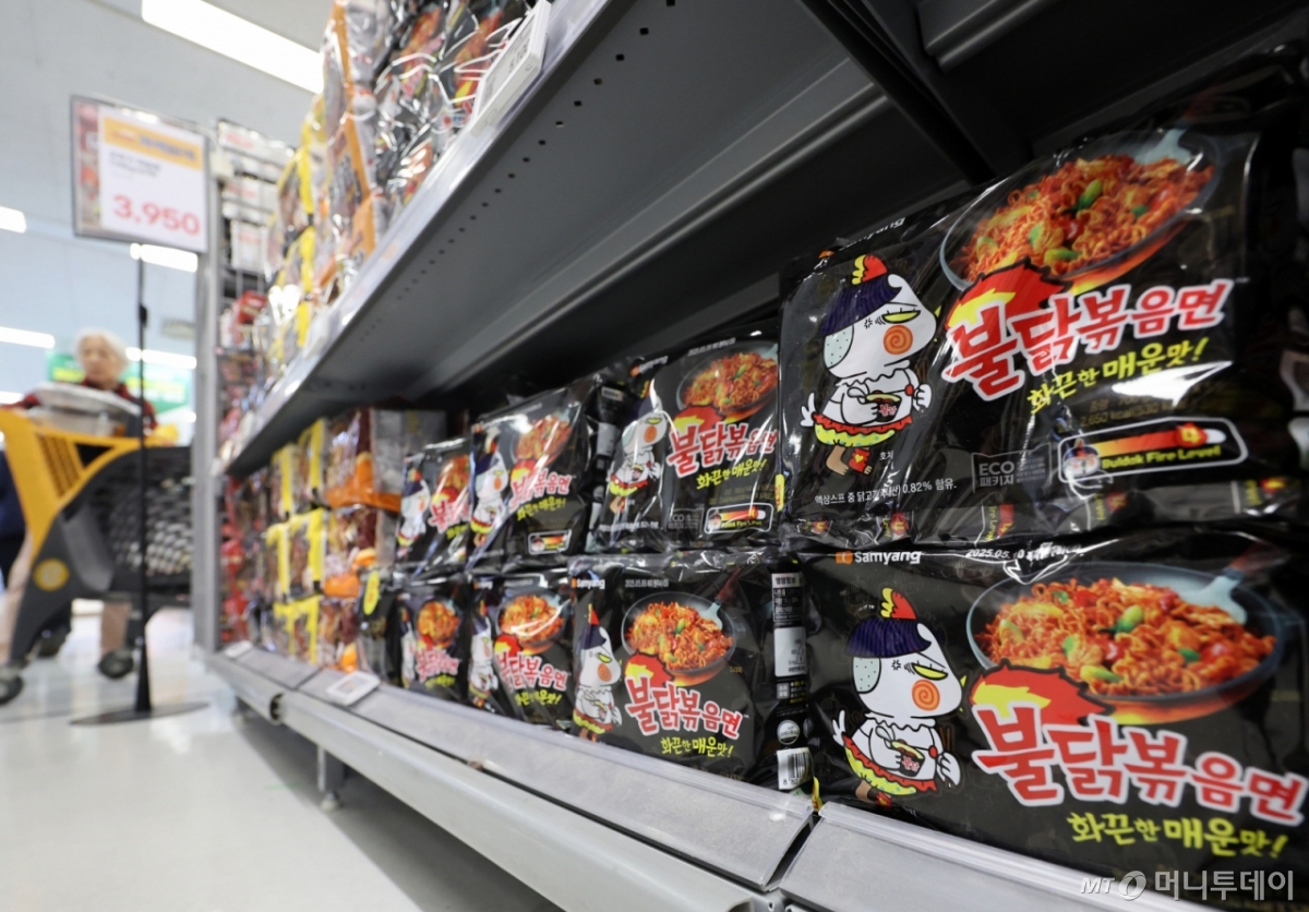 서울시내 대형마트에 진열된 '불닭볶음면'. /사진=뉴스1