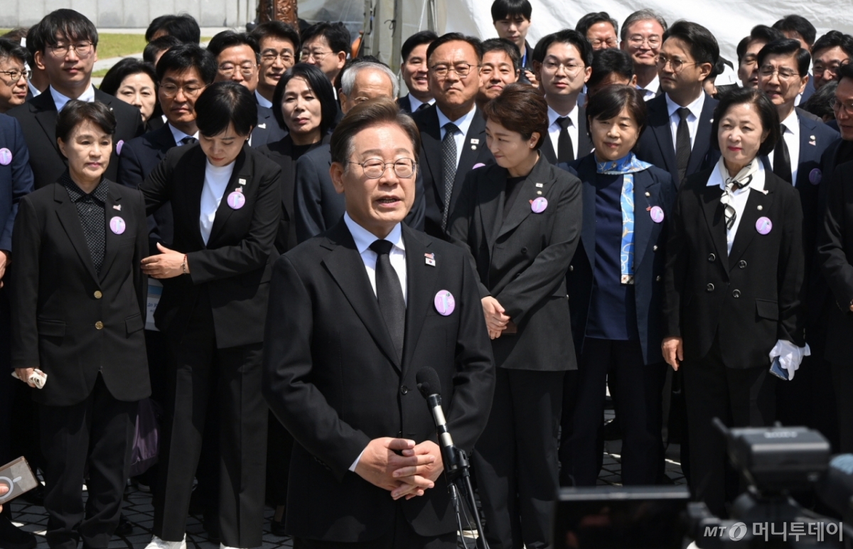 (광주=뉴스1) 국회사진취재단 = 이재명 더불어민주당 대선 후보가 18일 광주 북구 국립5·18민주묘지에서 열린 '제45주기 5·18 민주화운동기념식'에 참석한 뒤 취재진의 질의에 답하고 있다. 2025.5.18/뉴스1  Copyright © 뉴스1. All rights reserved. 무단 전재 및 재배포,  AI학습 이용 금지. /사진=(광주=뉴스1) 국회사진취재단
