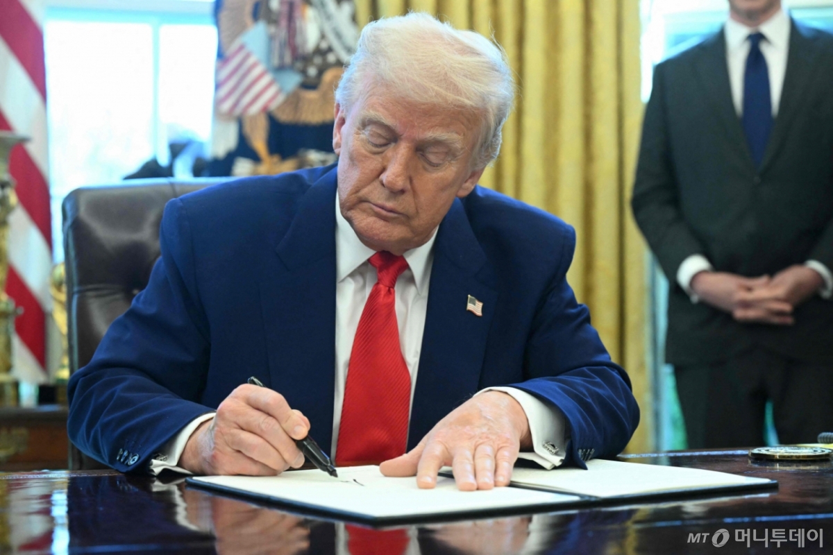 (워싱턴 AFP=뉴스1) 우동명 기자 = 도널드 트럼프 미국 대통령이 9일(현지시간) 워싱턴 백악관에서 국가 안보 차원에서 조선업의 재건을 도모하는 행정명령에 서명을 하고 있다. 2025.04.10 ⓒ AFP=뉴스1 Copyright © 뉴스1. All rights reserved. 무단 전재 및 재배포, AI학습 이용 금지. /사진=(워싱턴 AFP=뉴스1) 우동명 기자