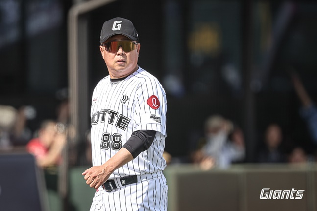 롯데 김태형 감독이 18일 사직 삼성전에서 5회말 윤동희에게 날아온 위협구에 상대편에 항의하러 나왔다 들어가고 있다. /사진=롯데 자이언츠 제공