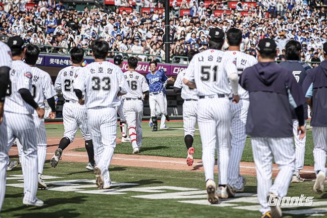 롯데 선수들이 18일 사직 삼성전에서 5회말 벤치 클리어링이 일어나자 그라운드로 나가고 있다. /사진=롯데 자이언츠 제공