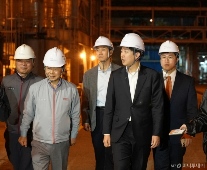 이준석 개혁신당 대선후보가 공식 선거운동이 시작된 지난 12일 첫 공식 일정으로 전남 여수 국가산업단지를 찾아 관계자와 대화하고 있다. / 사진=뉴스1