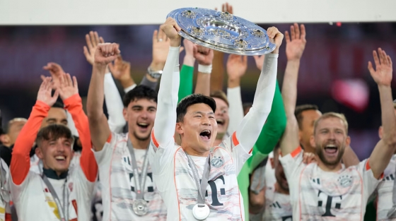 김민재(가운데)가 독일 분데스리가 우승 트로피를 들고 환호하고 있다. /사진=바이에른 뮌헨 공식 홈페이지 갈무리