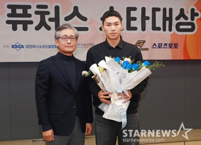 2024 퓨처스 스타대상 시상식(주최 스타뉴스)에서 야구부문 스타상을 수상한 김성준(오른쪽)이 양해영 대한야구소프트볼협회 당시 부회장(현 회장)과 포즈를 취하고 있다. /사진=이동훈 기자