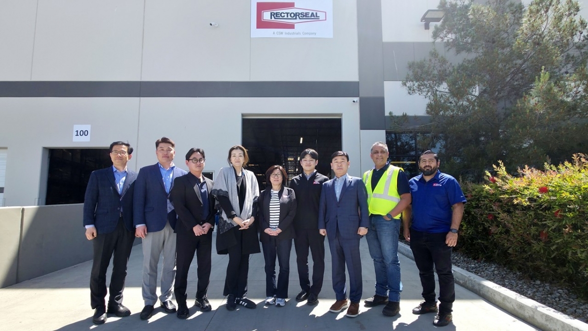 한진 경영진이 미주지점 고객사인 렉토실(Rectorseal)을 방문했다. 왼쪽 네번째부터 조현민 사장, 일곱번째 노삼석 대표이사 사장. /사진제공=한진