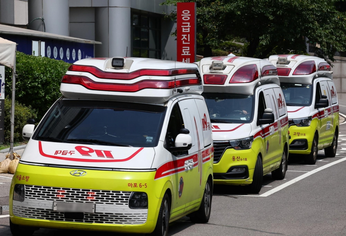 기사 내용과 무관한 참고 사진. 서울 시내 한 대학병원 응급실 앞에 구급차들이 대기 중인 모습./사진=뉴시스