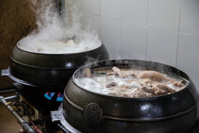 ▲ 가마솥에 양지, 목심, 사태, 사골 등을 넣고 오랜 시간 끓이면 국물이 투명하고 깊은 맛을 자랑하는 나주곰탕이 완성된다./사진제공=나주시