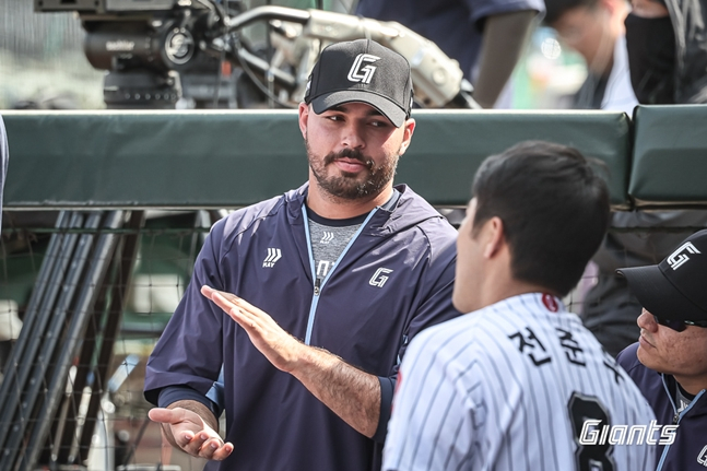 전준우(오른쪽)과 대화하고 있는 감보아. /사진=롯데 자이언츠