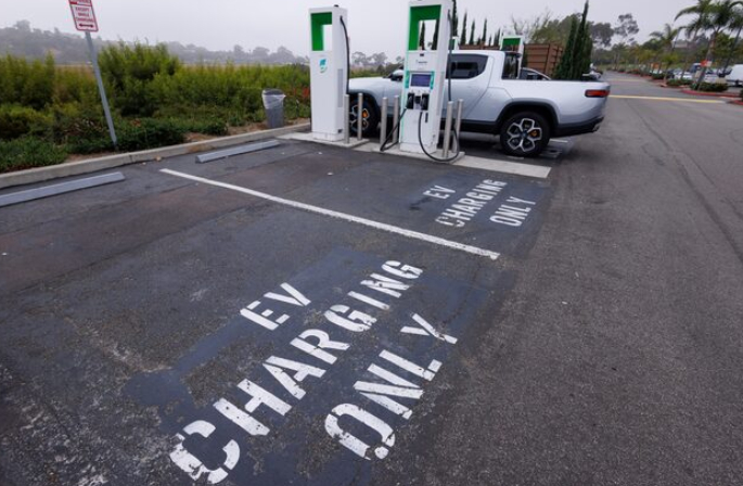 미국 캘리포니아주의 한 쇼핑센터에 설치된 전기차 충전기 /로이터=뉴스1