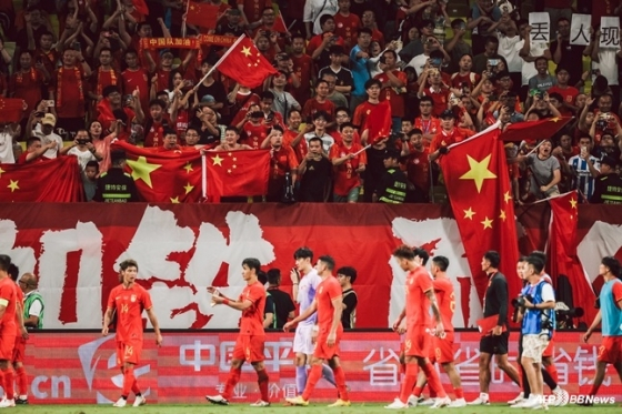 중국 팬들에게 인사하려는 중국 선수들. /AFPBBNews=뉴스1