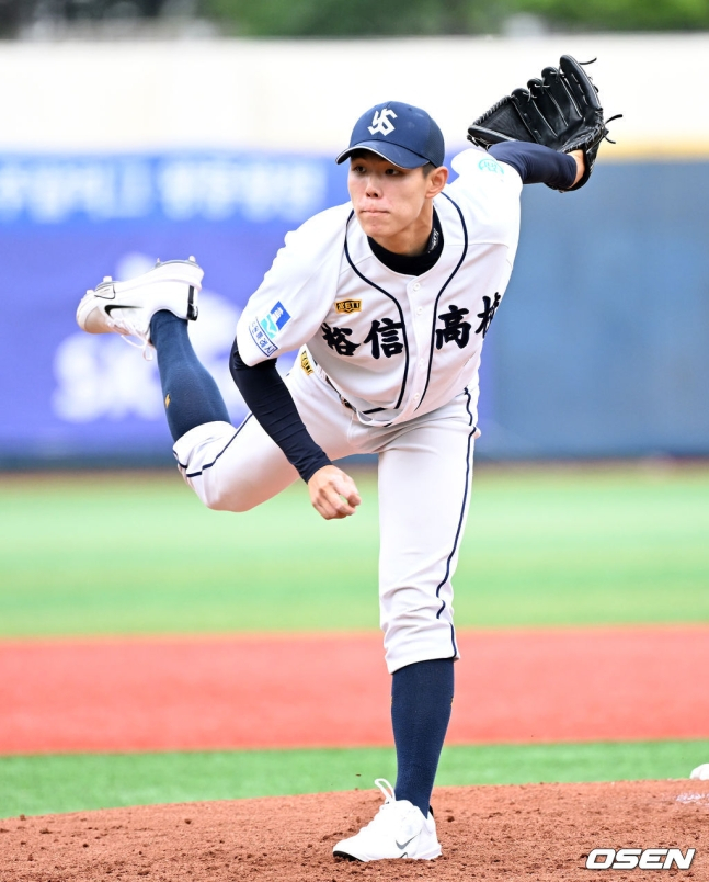 유신고 신재인이 19일 목동야구장에서 펼쳐진 성남고와 황금사자기 결승전에서 역투하고 있다.