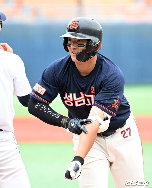 성남고 이동욱이 19일 목동야구장에서 펼쳐진 유신고와 황금사자기 결승전 3회초 안타를 치고 웃고 있다.