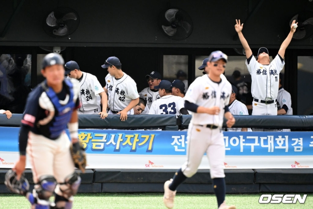 유신고 야구부 선수들이 19일 목동야구장에서 펼쳐진 성남고와 황금사자기 결승전 3회말 2사 전재민의 적시타에 환호하고 있다.