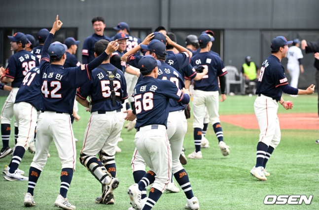 성남고 야구부 선수들이 19일 목동야구장에서 펼쳐진 유신고와 황금사자기 결승전 6회초 이서준의 쐐기 투런포에 환호하고 있다.