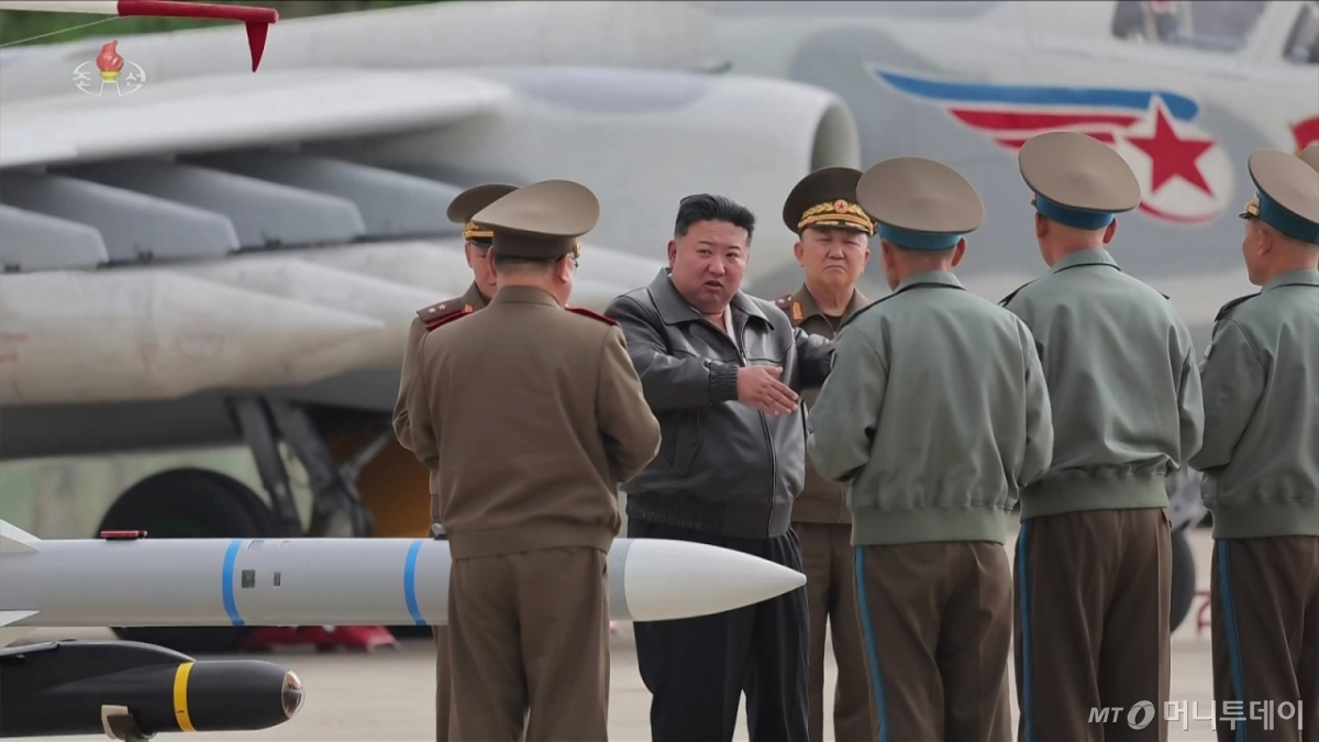 김정은 북한 국무위원장이 지난 15일 제1공군사단 관하 비행연대를 방문해 공군 반항공(방공)전투 및 공습 훈련을 지도했다고 조선중앙TV가 17일 보도했다. 중앙TV가 공개한 사진을 보면 미그(MiG)-29와 수호이(Su)-25 등 북한 공군의 최신 자산이 이날 훈련에 동원됐다. / 사진=뉴시스(조선중앙TV 캡처)