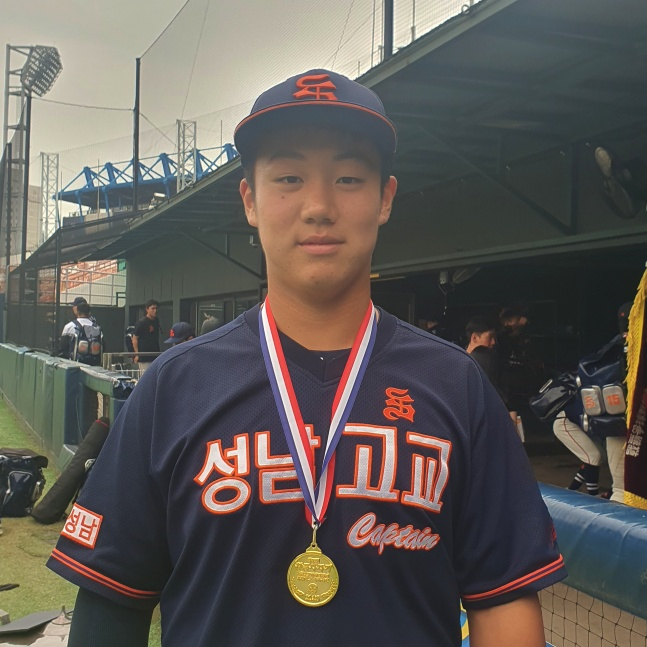 성남고 이서준이 19일 목동야구장에서 펼쳐진 유신고와 황금사자기 결승전을 우승으로 이끈 뒤 취재진과 인터뷰에 응했다. /사진=김동윤 기자