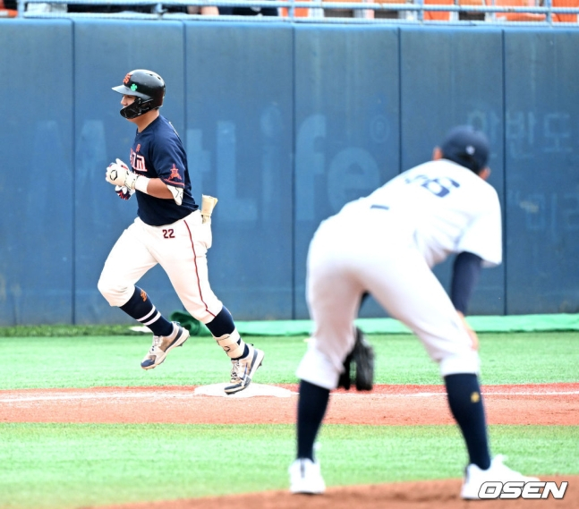 성남고 이서준(왼쪽)이 19일 목동야구장에서 펼쳐진 유신고와 황금사자기 결승전 6회초 쐐기 투런포를 때려냈다.