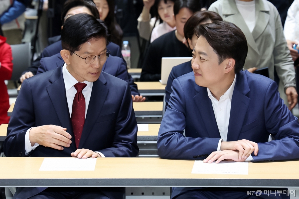 (서울=뉴스1) 민경석 기자 = 김문수 국민의힘 대통령 후보(왼쪽)와 이준석 개혁신당 대통령 후보가 19일 오전 서울 중구 서울시청에서 열린 '약자와 동행하는 서울 토론회'에 참석해 나란히 앉아 있다. 2025.5.19/뉴스1  Copyright © 뉴스1. All rights reserved. 무단 전재 및 재배포,  AI학습 이용 금지. /사진=(서울=뉴스1) 민경석 기자