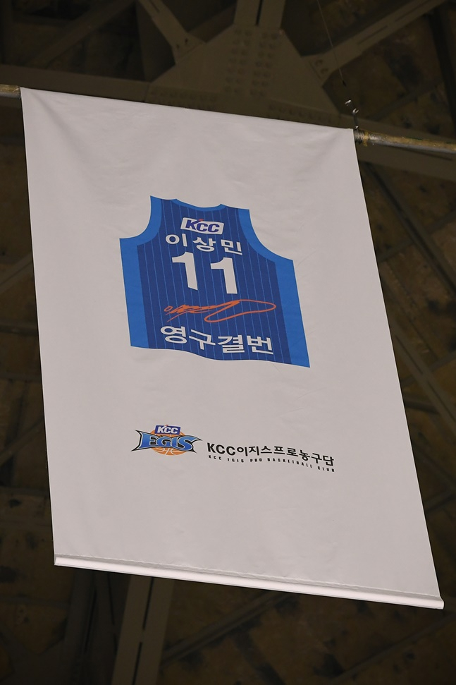 부산 사직체육관에 걸린 KCC 이상민 감독의 영구결번 배너. /사진=KBL 제공