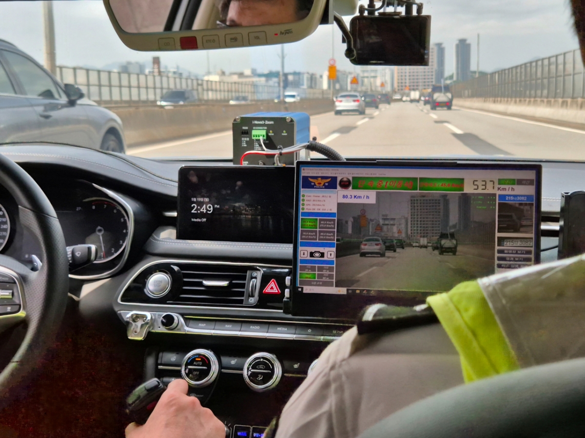 암행순찰차 내부 모습. 조수석에 설치된 화면에는 과속 차량이 지나가게 되면 빨간 박스가 떠지면서 단속 대상 차량이 전방에 있음을 알린다. /사진=사진공동취재단.