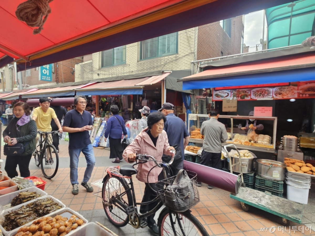 지난 19일 오전 서울 영등포구 대림동 거리에는 자전거를 타고 이동하는 중국인들의 모습이 보였다. /사진= 박상혁 기자.