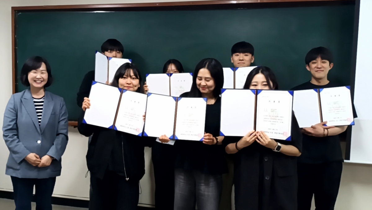 '진로또래상담사 양성과정'을 수료한 호원대 학생들이 기념촬영하고 있다./사진제공=호원대