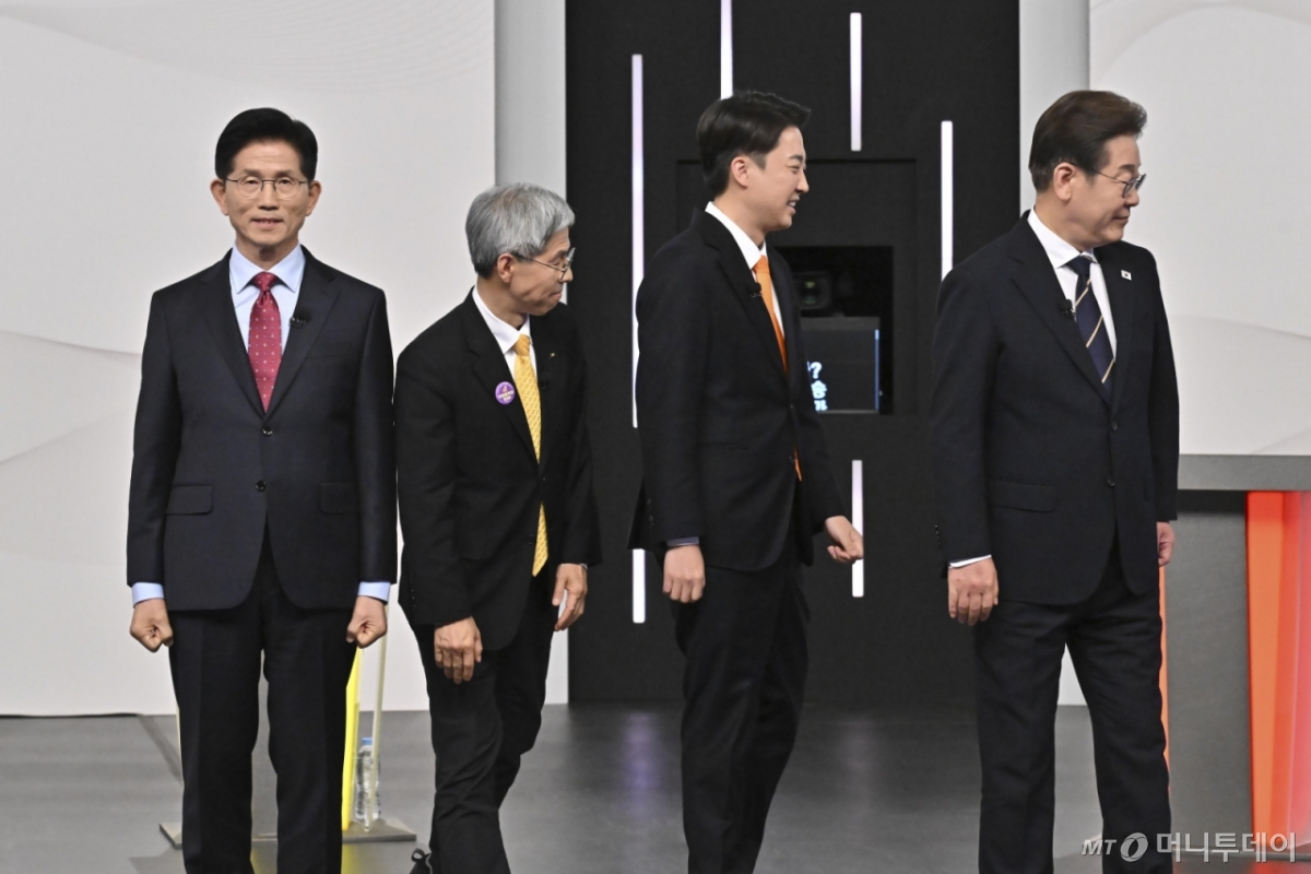 [서울=뉴시스] 국회사진기자단 = 18일 서울 마포구 SBS프리즘타워에서 열린 중앙선거방송토론위원회 주관 제21대 대통령선거 후보자 토론회에서 각 정당 대선 후보들이 기념촬영을 마친 뒤 자리로 이동하고 있다. 왼쪽부터 국민의힘 김문수, 민주노동당 권영국, 개혁신당 이준석, 더불어민주당 이재명 대선후보. 2025.05.18. photo@newsis.com /사진=권창회