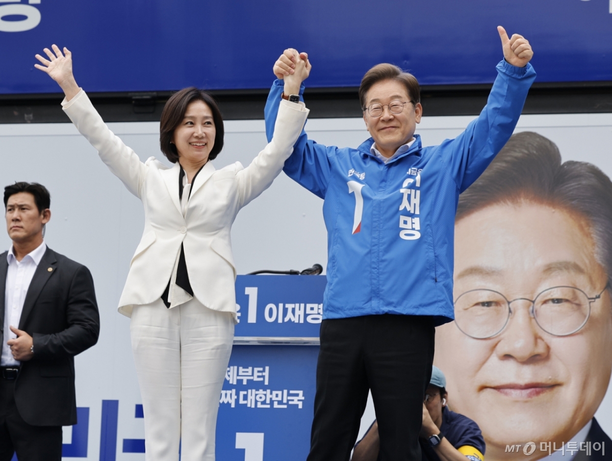 (서울=뉴스1) 안은나 기자 = 이재명 더불어민주당 대통령 후보와 민주당 합류 가능성이 거론되는 허은아 전 개혁신당 대표가 19일 오후 유세를 위해 서울 영등포구 타임스퀘어를 찾아 유권자들을 향해 지지를 호소하고 있다. 2025.5.19/뉴스1  Copyright © 뉴스1. All rights reserved. 무단 전재 및 재배포,  AI학습 이용 금지. /사진=(서울=뉴스1) 안은나 기자