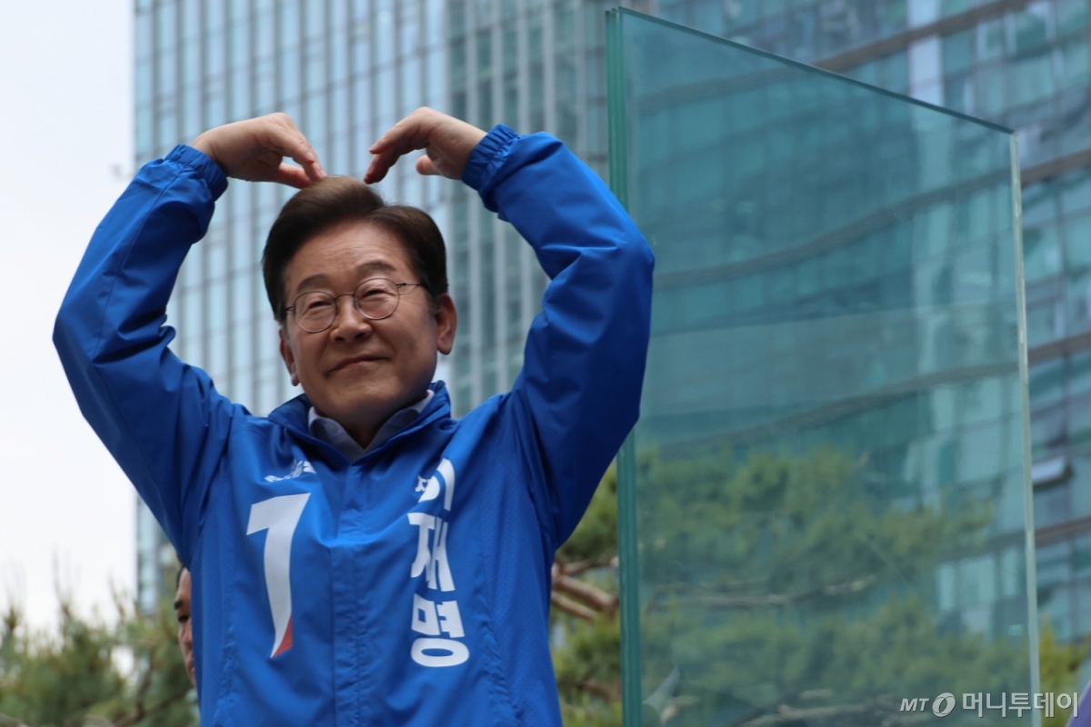 [서울=뉴시스] 권창회 기자 = 이재명 더불어민주당 대선 후보가 19일 서울 용산구 용산역 광장에서 열린 집중유세에서 방탄유리가 설치된 유세차 위에서 지지자들에게 인사하고 있다.(공동취재) 2025.05.19. photo@newsis.com /사진=