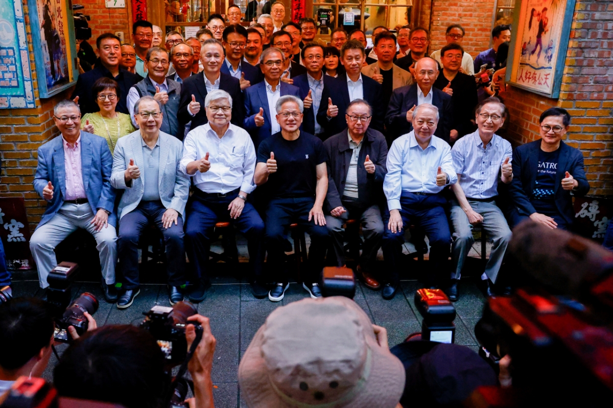 17일 대만 타이베이에서 젠슨 황 엔비디아 최고경영자(CEO·맨 앞 가운데)가 현지 IT 업계 주요 인사들과 만찬을 가진 뒤 기념사진을 찍고 있다. 앞줄 왼쪽부터 릭 차이 미디어텍 CEO, 웨이저자 TSMC 회장, 황 CEO, 배리 램 콴타 CEO /사진=로이터