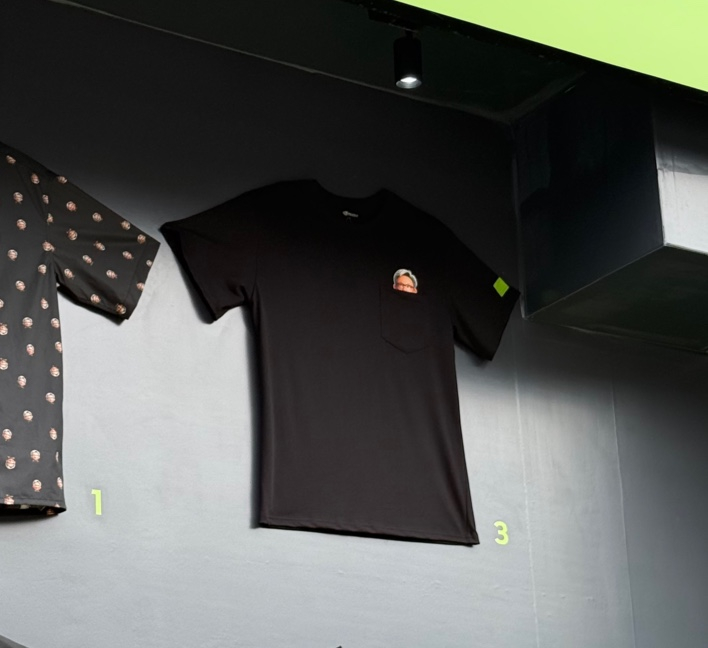 젠슨 황 엔비디아 CEO 얼굴이 들어간 티셔츠. 컴퓨텍스 행사장 밖에서 판매 중이다. /사진=김남이 기자